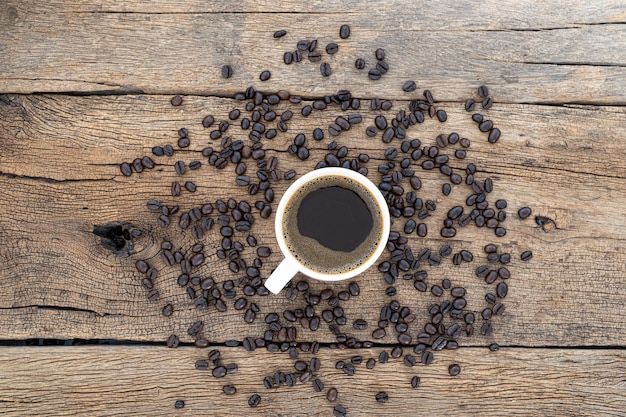 テーブル上のコーヒーカップの高角度のビュー