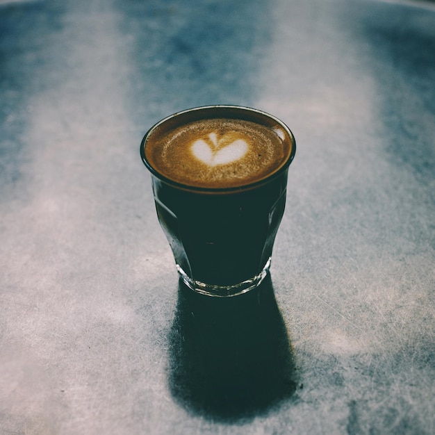 Photo high angle view of coffee cup on table