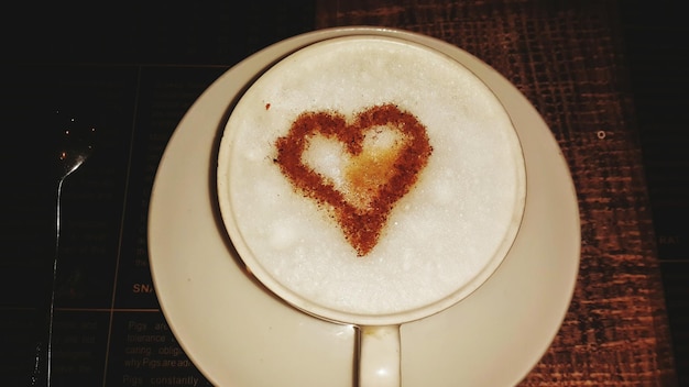 Photo high angle view of coffee cup on table