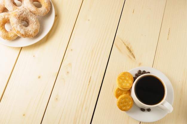 Foto vista ad alta angolazione del caffè e della tazza sul tavolo