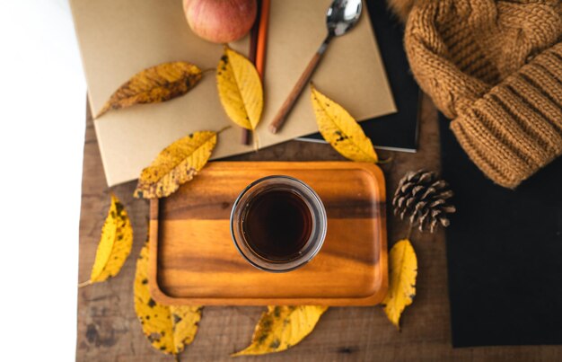 Foto vista ad alto angolo della tazza di caffè sul tavolo