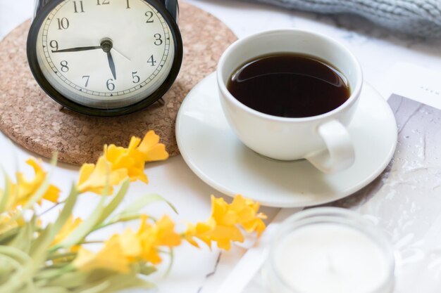 Foto vista ad alto angolo della tazza di caffè sul tavolo