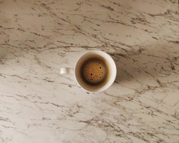 テーブル上のコーヒーカップの高角度のビュー