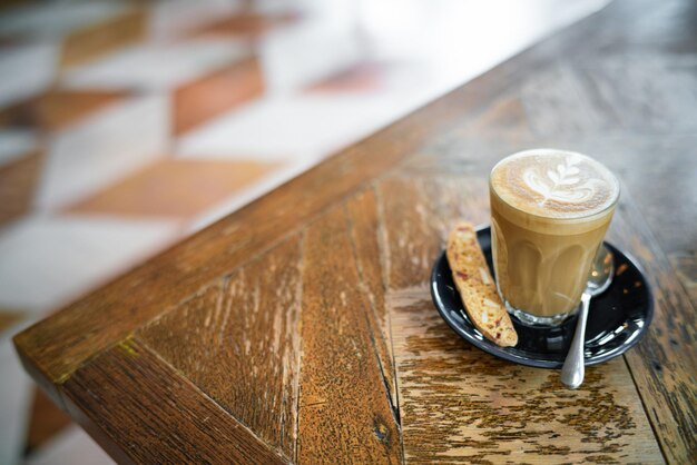 Foto vista ad alto angolo della tazza di caffè sul tavolo