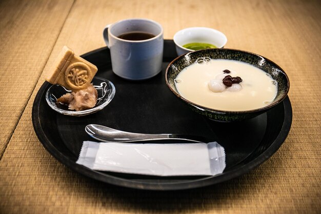 Foto vista ad alto angolo della tazza di caffè sul tavolo