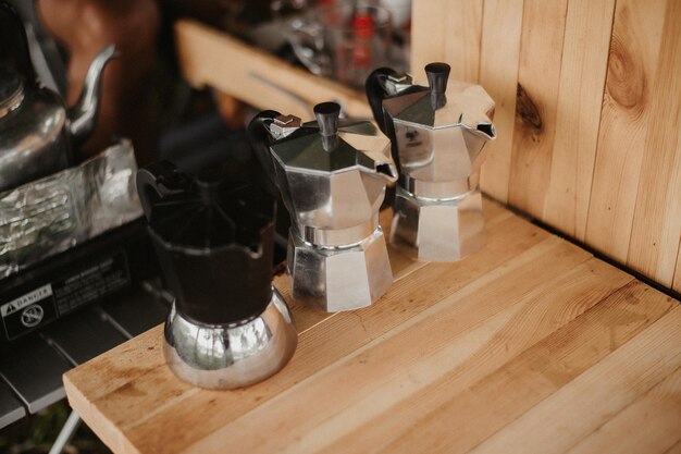 Foto vista ad alta angolazione della tazza di caffè sul tavolo