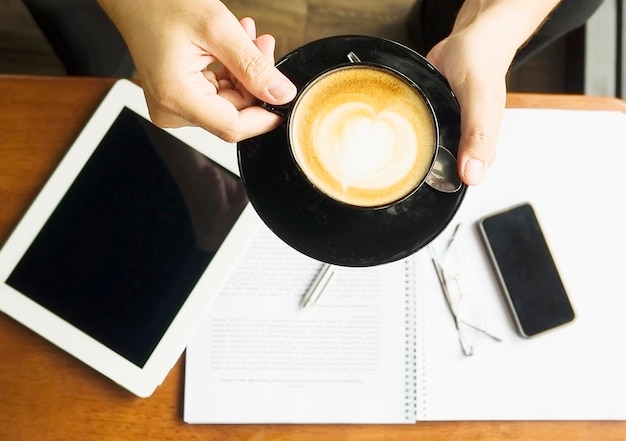 Photo high angle view of coffee cup on table