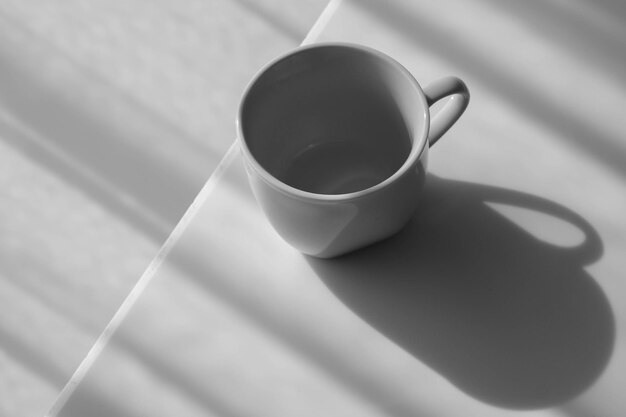 Foto vista ad alto angolo della tazza di caffè sul tavolo