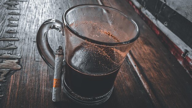 Foto vista ad alto angolo della tazza di caffè sul tavolo