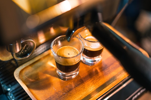 Foto vista ad alto angolo della tazza di caffè sul tavolo