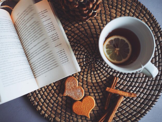 Photo high angle view of coffee cup on table