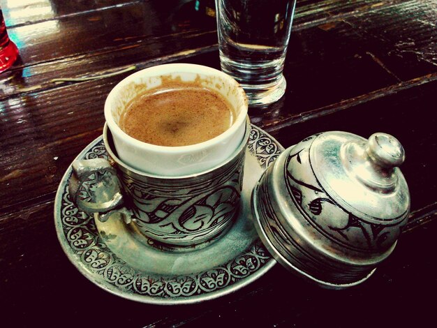 Photo high angle view of coffee cup on wooden table