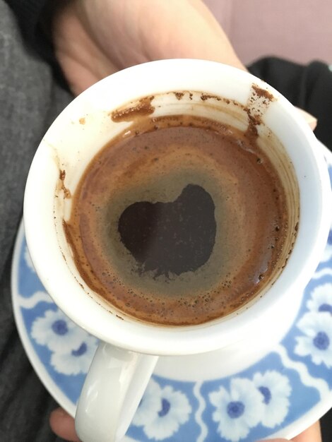 Foto vista ad alta angolazione del caffè in tazza