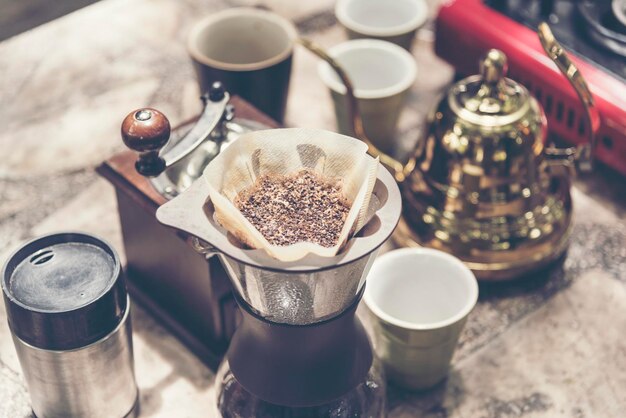 Photo high angle view of coffee cups on table