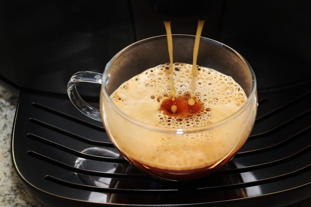 Foto vista ad alto angolo del caffè in bicchiere sul tavolo