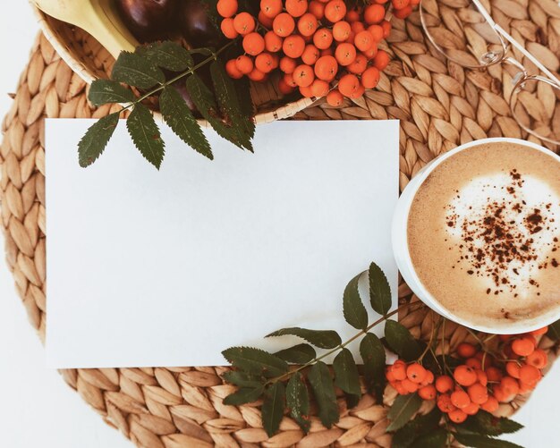 Photo high angle view of coffee and leaves on table