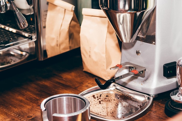 Foto vista ad alto angolo della macchina da caffè sul tavolo