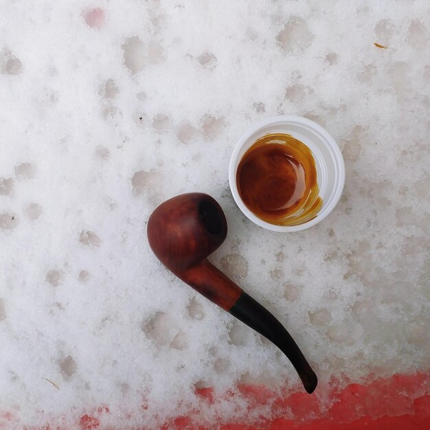 Photo high angle view of coffee and a pipe on table