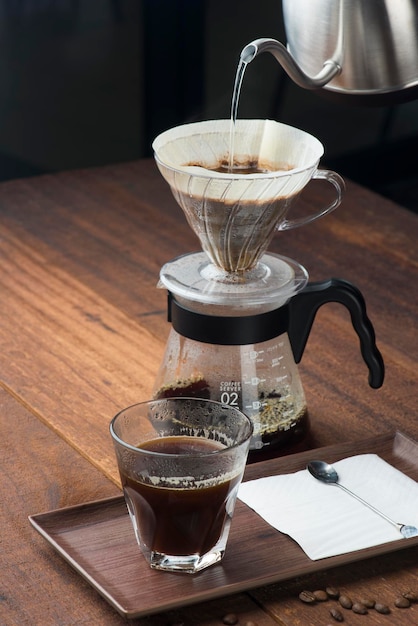 Photo high angle view of coffee and roasted beans on table