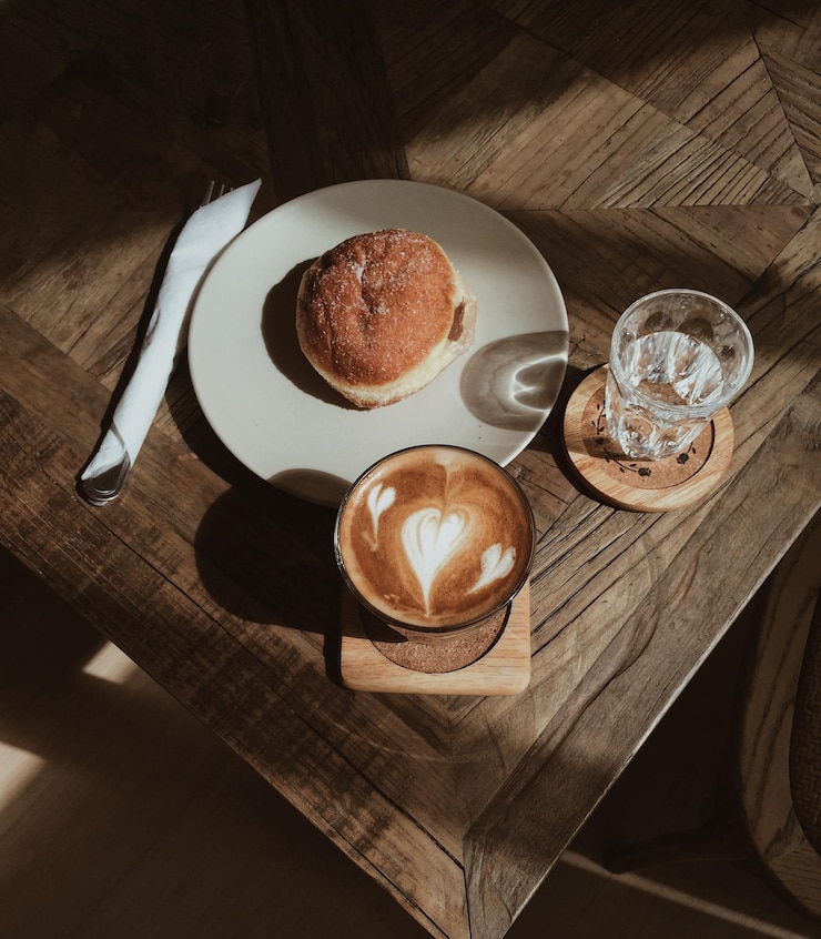 Photo テーブルの上のコーヒーの高角度のビュー