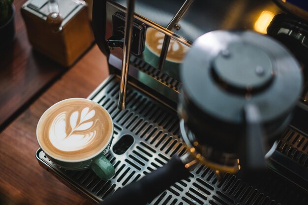 テーブルの上のコーヒーの高角度のビュー