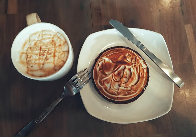 Foto vista ad alto angolo del caffè sul tavolo