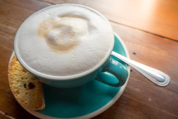 Foto vista ad alto angolo del caffè sul tavolo