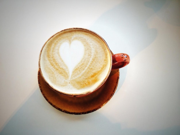 テーブルの上のコーヒーの高角度のビュー