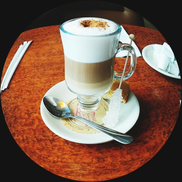 Foto vista ad alta angolazione del caffè sul tavolo