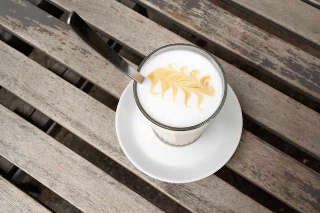 Foto vista ad alta angolazione del caffè sul tavolo