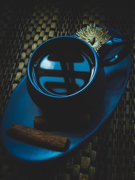 Photo high angle view of coffee with cinnamon on table