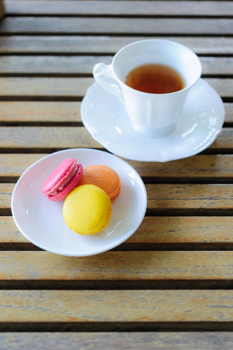 Photo high angle view of coffee with macaroons on table