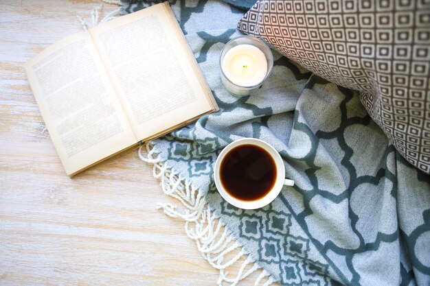 Photo high angle view of coffee with milk and book on table