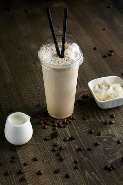 木製のテーブル上のコーヒーの高角度のビュー