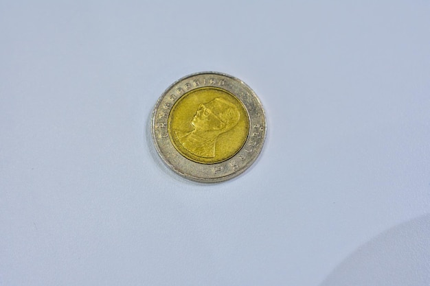 Photo high angle view of coin against white background