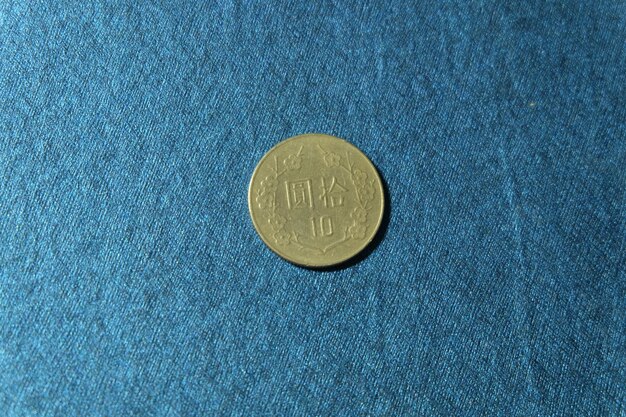 Photo high angle view of coin on blue surface