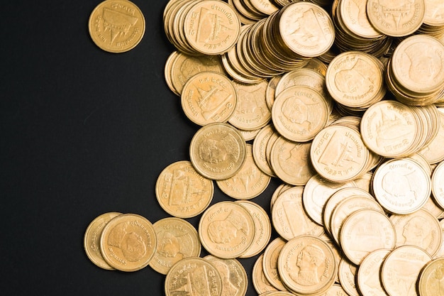Foto vista ad alta angolazione delle monete su sfondo nero