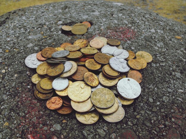 Photo high angle view of coins on rock