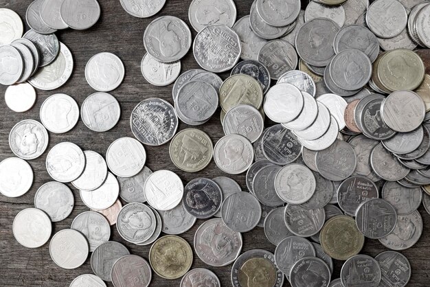 Photo high angle view of coins on table