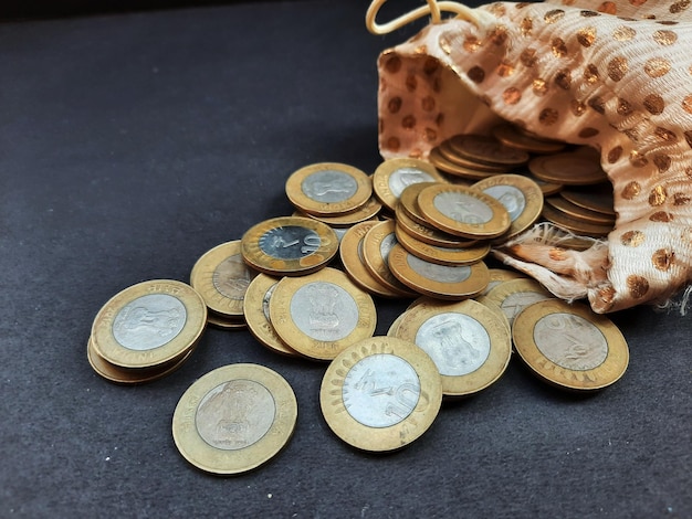 Photo high angle view of coins on table