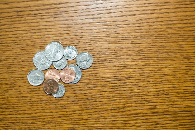 テーブルの上の硬貨の高角度のビュー