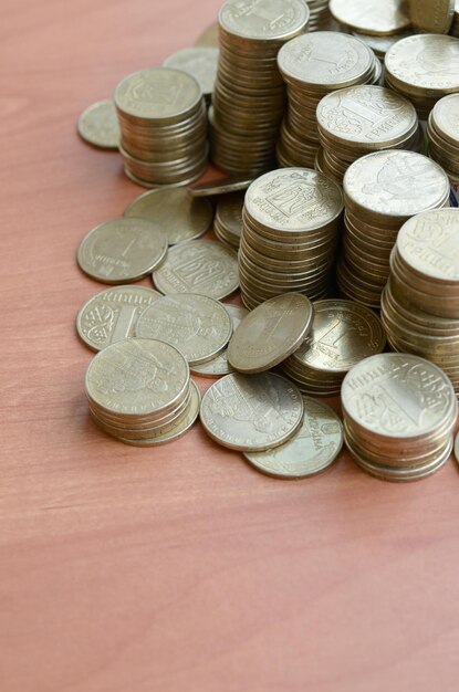 Foto vista ad alto angolo delle monete sul tavolo