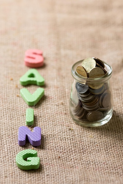 Photo high angle view of coins on table