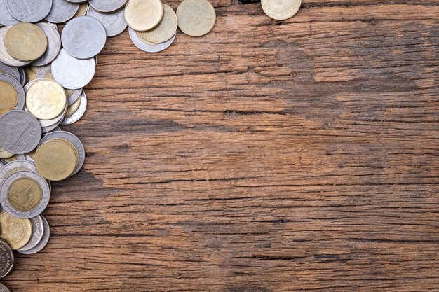 テーブルの上の硬貨の高角度のビュー