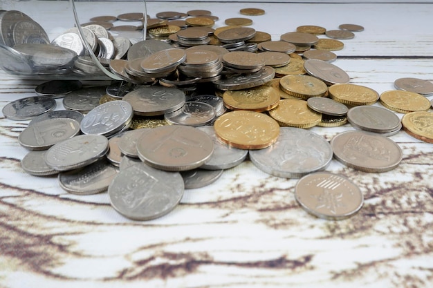 Высокоугольный вид монет на деревянном столе