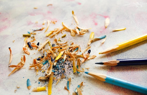 Photo high angle view of colored pencils and shavings on table