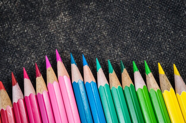 Photo high angle view of colored pencils on table