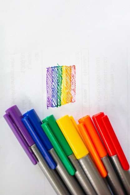 Foto vista ad alto angolo delle matite colorate sul tavolo