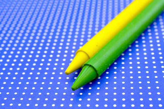 테이블 위 에 있는 컬러 연필 의 높은 각도 시각