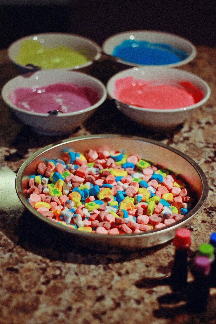 Photo high angle view of colorful candies on table